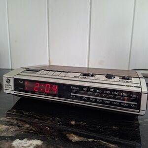 Vintage General Electric Am/fm Alarm Clock Radio Model 7-4634b Red Display 70s G